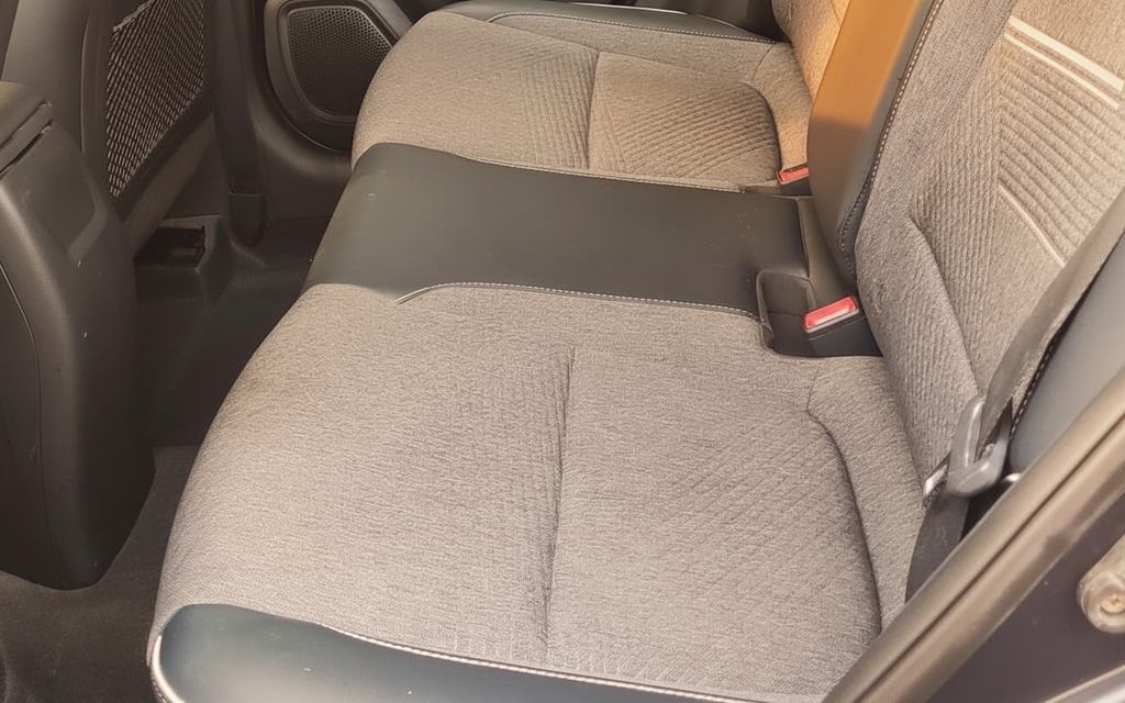 Hyundai Venue 2023 leather seats and cabin – rental in Dubai