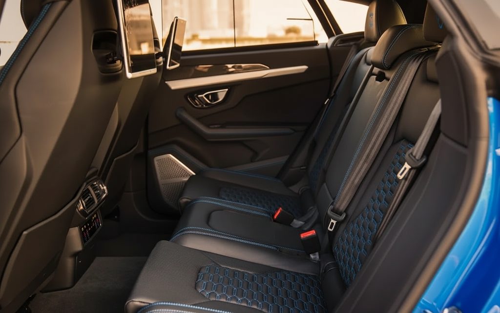 Lamborghini Urus 2022 leather seats and cabin – rental in Dubai