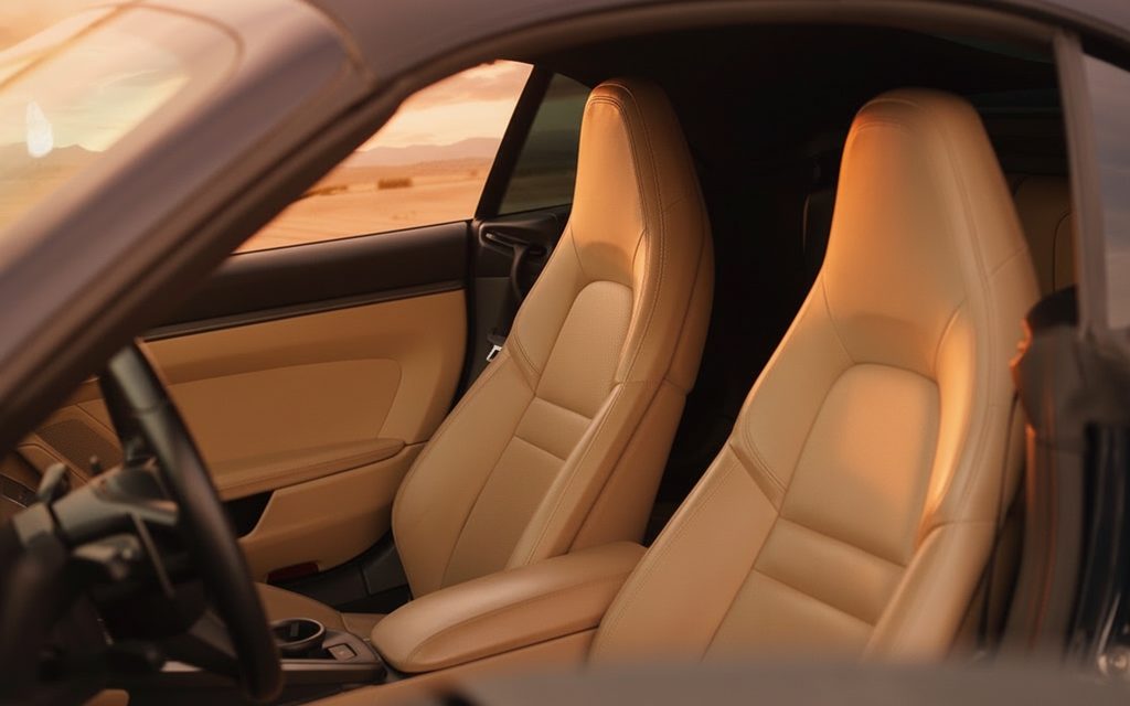 Porsche 911 2021 leather seats and cabin – rental in Dubai