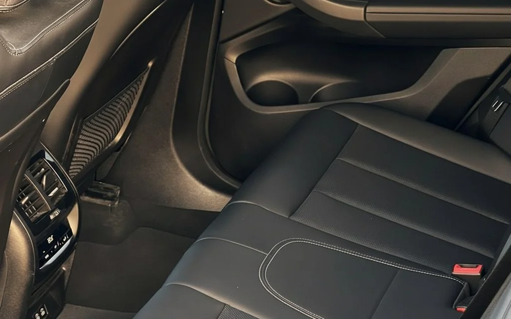 Bmw X3 2023 leather seats and cabin – rental in Dubai