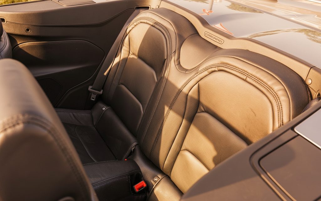 Chevrolet Camaro 2024 leather seats and cabin