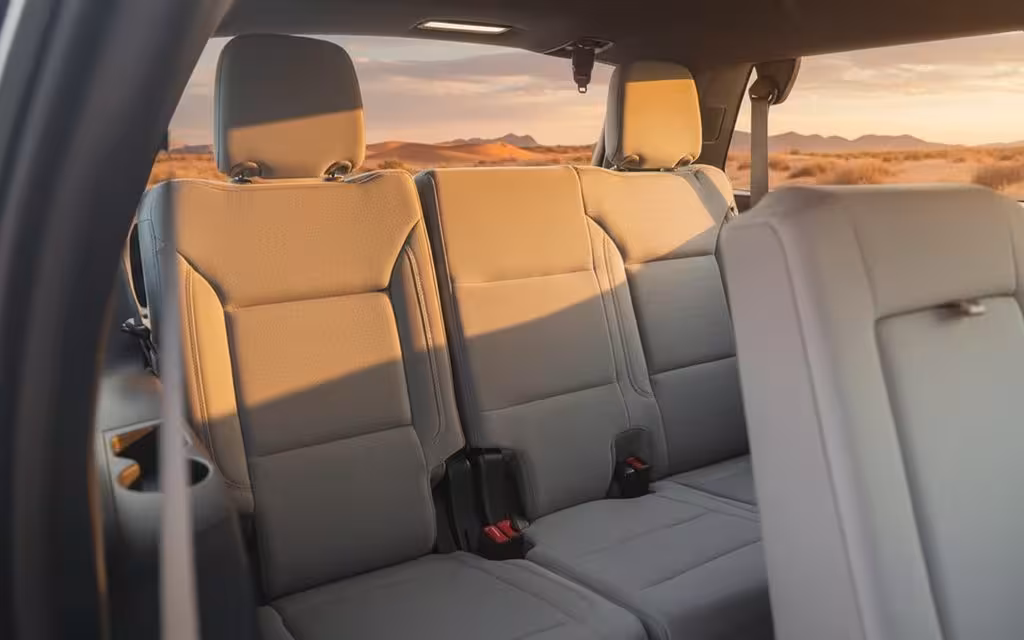 Gmc Yukon 2021 leather seats and cabin – rental in Dubai