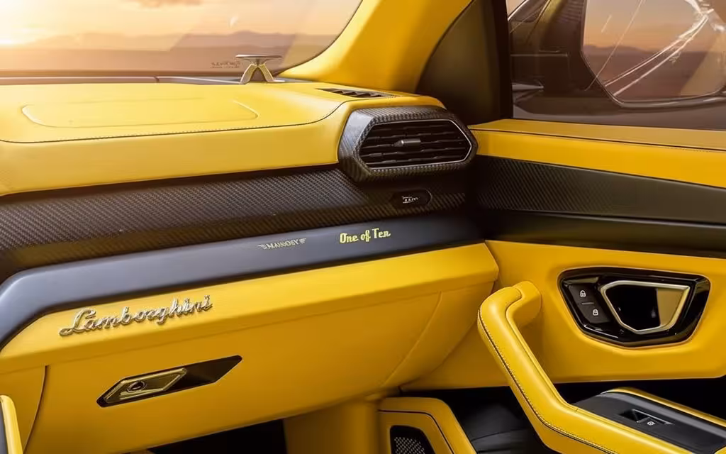 Lamborghini Urus 2021 interior view showing trim – rental in Dubai