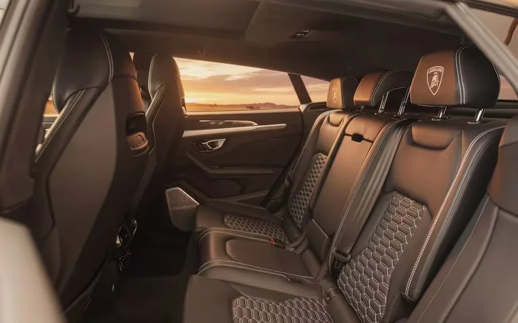 Lamborghini Urus 2022 leather seats and cabin – rental in Dubai
