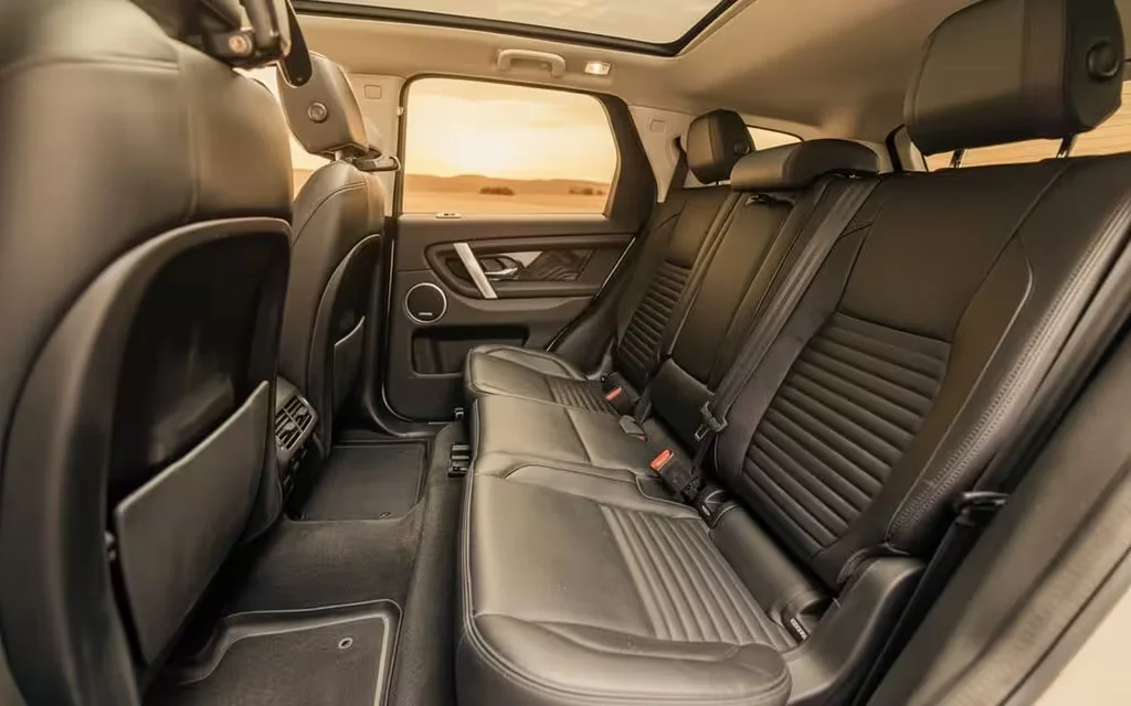 LandRover Discovery 2020 leather seats and cabin – rental in Dubai