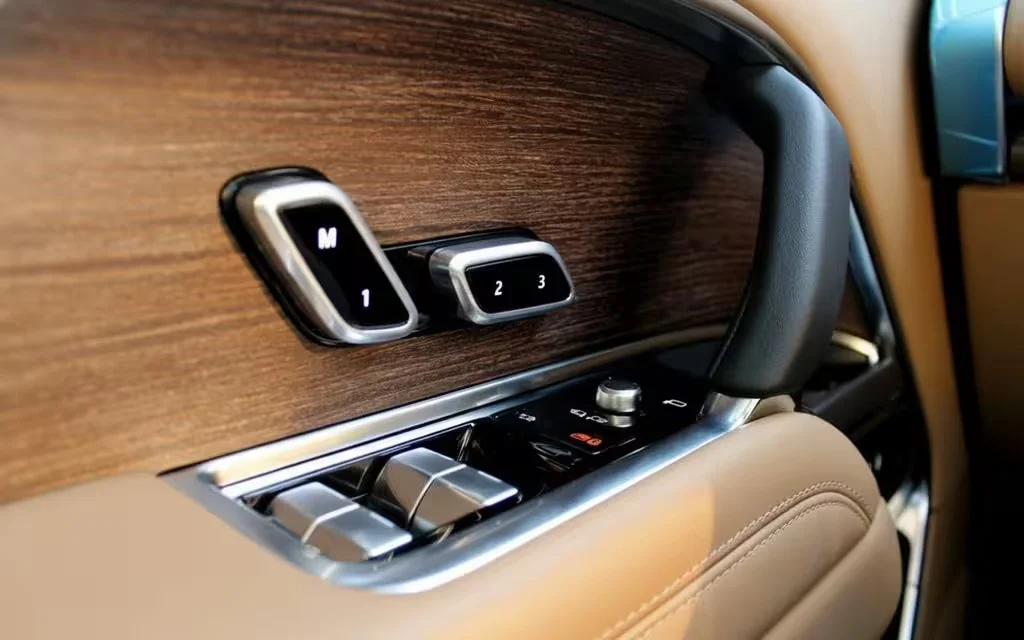 LandRover RangeRover 2023 interior view showing trim – rental in Dubai