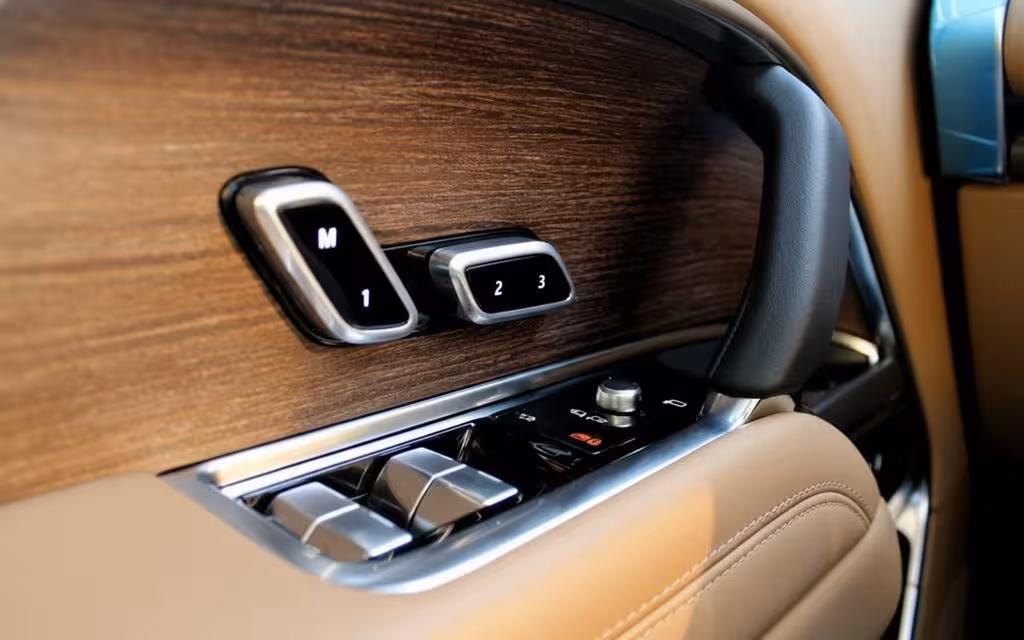 LandRover RangeRover 2023 interior view showing trim – rental in Dubai