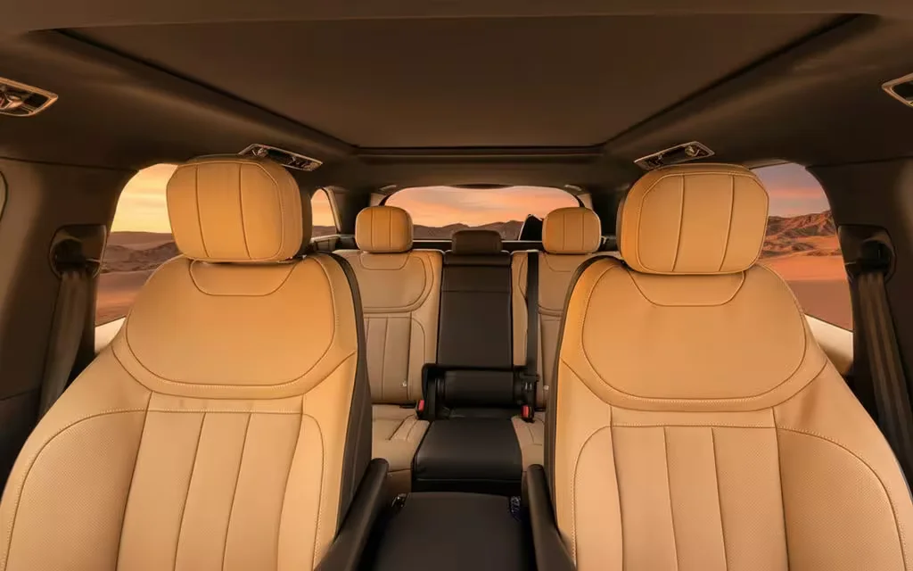 LandRover RangeRoverSport 2025 leather seats and cabin – rental in Dubai