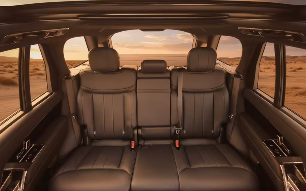 LandRover RangeRoverVogue 2024 leather seats and cabin – rental in Dubai