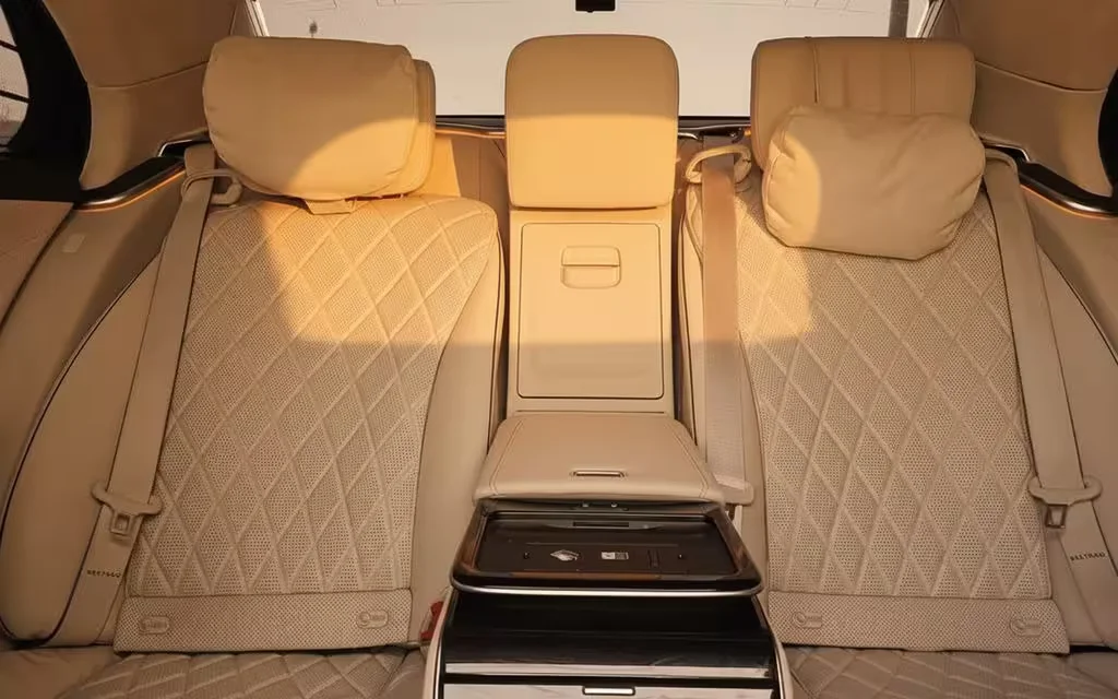 LandRover RangeRoverVogue 2025 leather seats and cabin – rental in Dubai