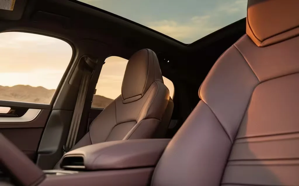 Porsche Cayenne 2024 leather seats and cabin – rental in Dubai